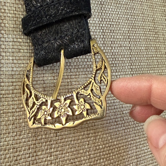 Omega Vintage Etched Suede? Belt Gold Metallic Buckle Floral Design Fits 30-34” - Picture 3 of 14